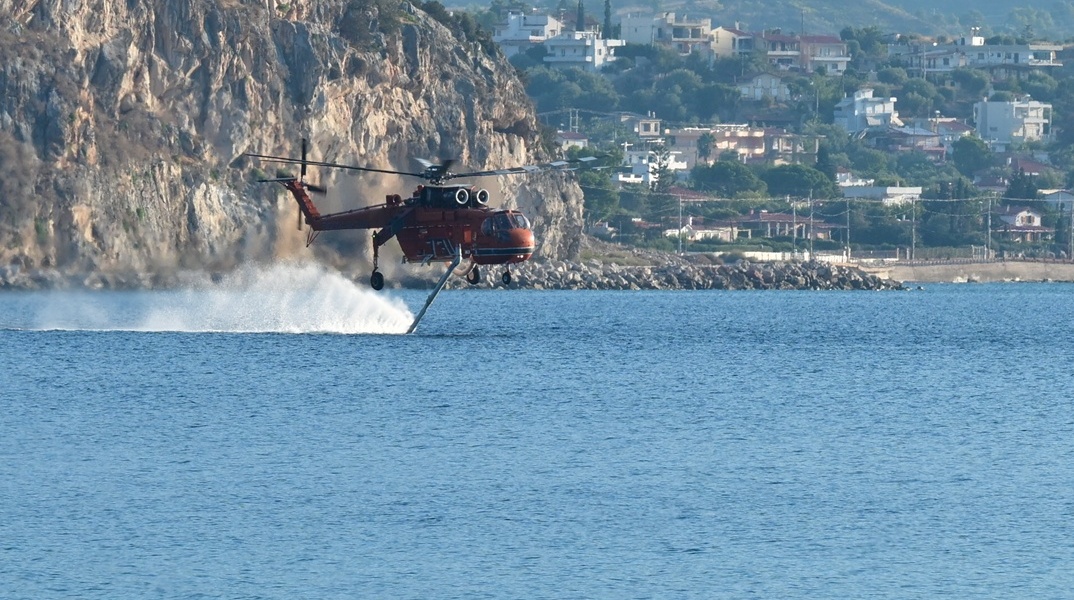 Πυροσβεστικό ελικόπτερο γεμίζει νερό από τη θάλασσα