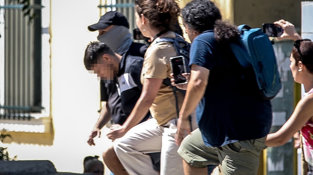 Ο 26χρονος Αφγανός κατά τη διάρκεια της μεταγωγής του στον ανακριτή για την υπόθεση δολοφονίας της 38χρονης στην Κυψέλη