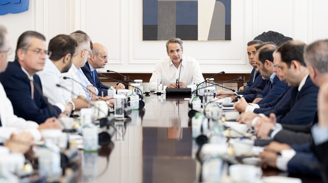Διυπουργική σύσκεψη για τη στήριξη των πυρόπληκτων στο Μέγαρο Μαξίμου υπό τον Κυριάκο Μητσοτάκη