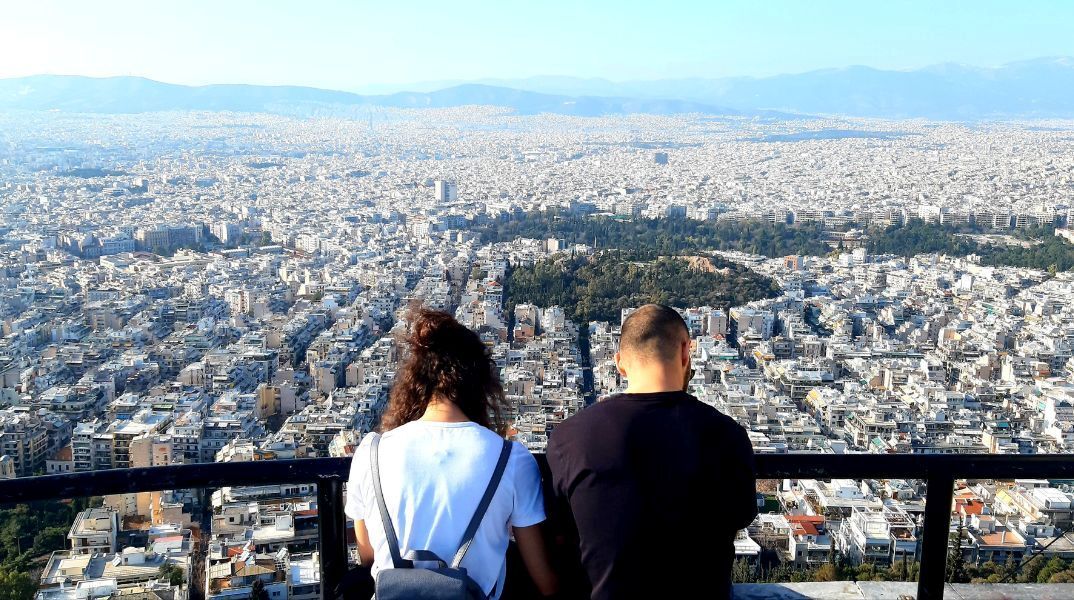 «Μένουν 6 ευρώ»: Γιατί η Αθήνα είναι μία από τις πιο δύσκολες πόλεις για να ζήσεις από τον μισθό σου 
