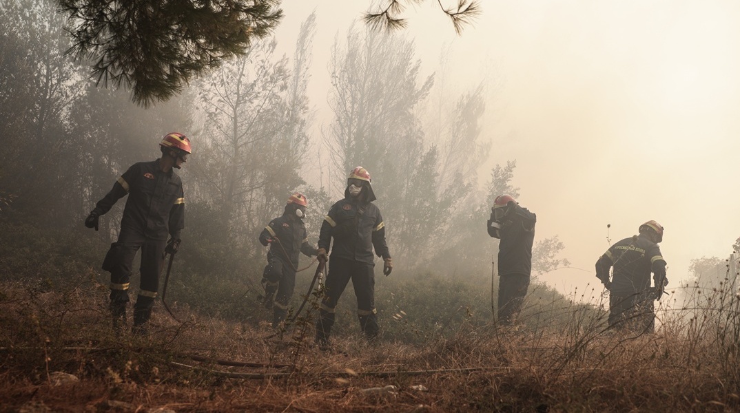Πυροσβέστες σε σημείο με καπνό