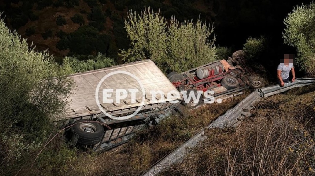 Φορτηγό με ρυμουλκούμενο πεσμένο ανάποδα σε πλαγιά