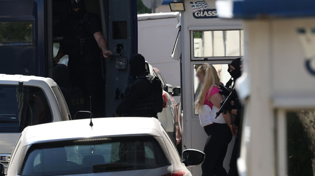 Προθεσμία για την Τρίτη έλαβε η 46χρονη που εκδόθηκε για τον εμπρησμό της Marfin - Παραμένει στη ΓΑΔΑ μέχρι την απολογία της.
