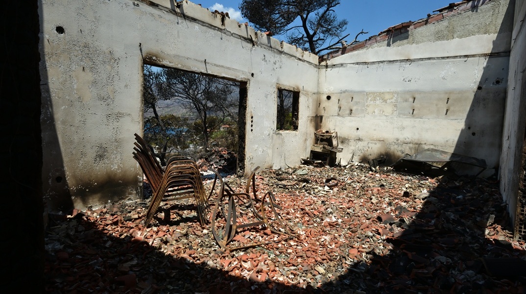 Ό,τι απέμεινε σε σπίτι μετά τη φωτιά στο Πόρτο Γερμενό