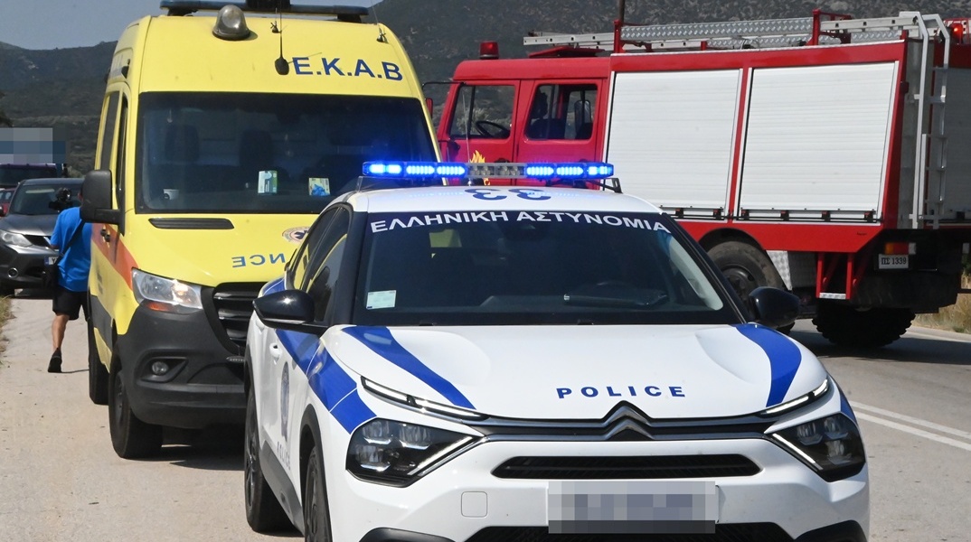 Ασθενοφόρο, περιπολικό και όχημα της Πυροσβεστικής στον τόπο τροχαίου ατυχήματος