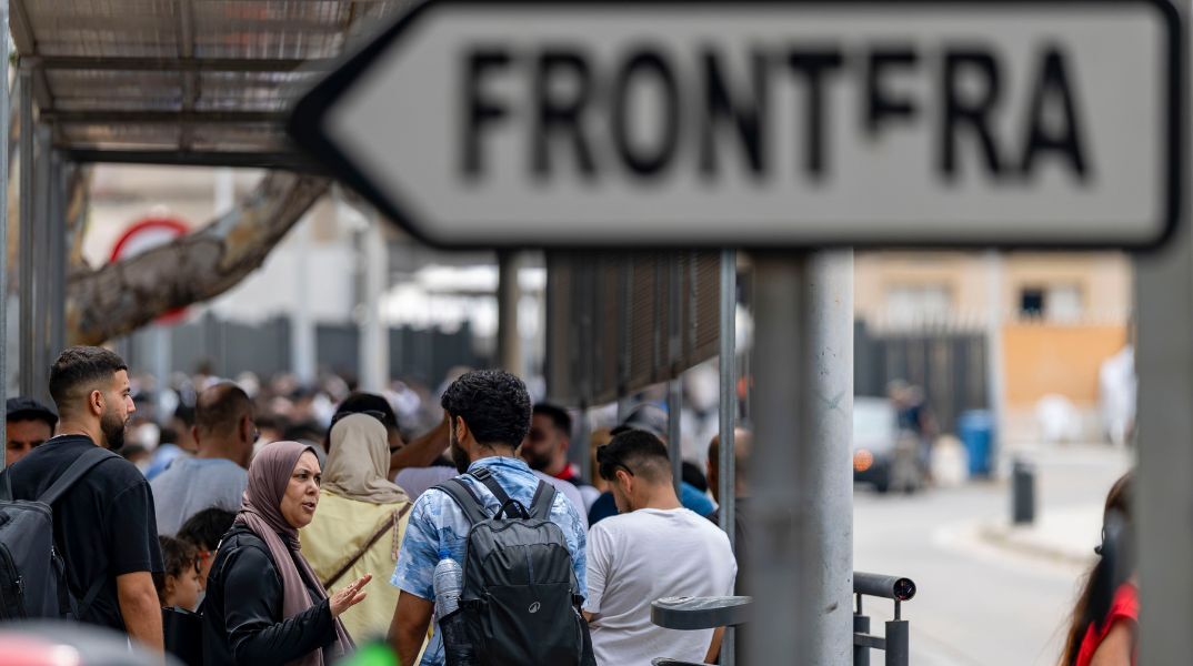 Ανάλυση αποκαλύπτει ότι λογαριασμοί συνδεδεμένοι με τη Ρωσία διέδωσαν ακροδεξιά αφηγήματα κατά τη μεταναστευτική κρίση στη Θέουτα.