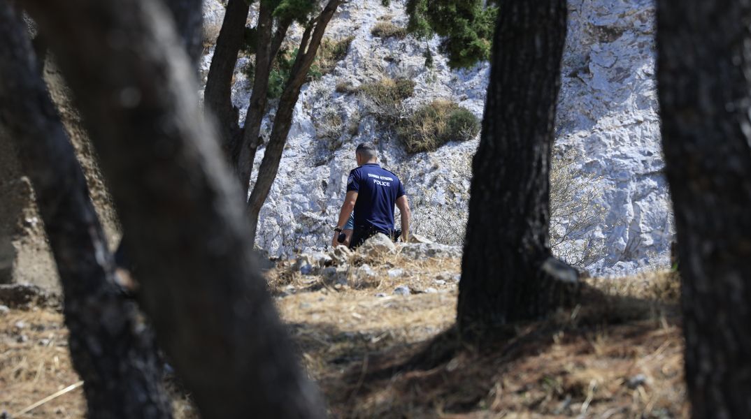 Ταυτοποιήθηκε η 57χρονη που βρέθηκε νεκρή στον Λυκαβηττό - Ο ιατροδικαστής εκτιμά ότι ο θάνατος προήλθε από πτώση προ μιάμισης με δύο ημερών.