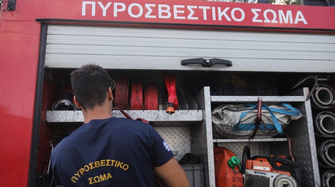 Φωτιά ξέσπασε το πρωί σε ακατοίκητο κτίριο στην οδό Κουμουνδούρου - Η Πυροσβεστική απεγκλώβισε ένα άτομο, συνεχίζονται οι έρευνες