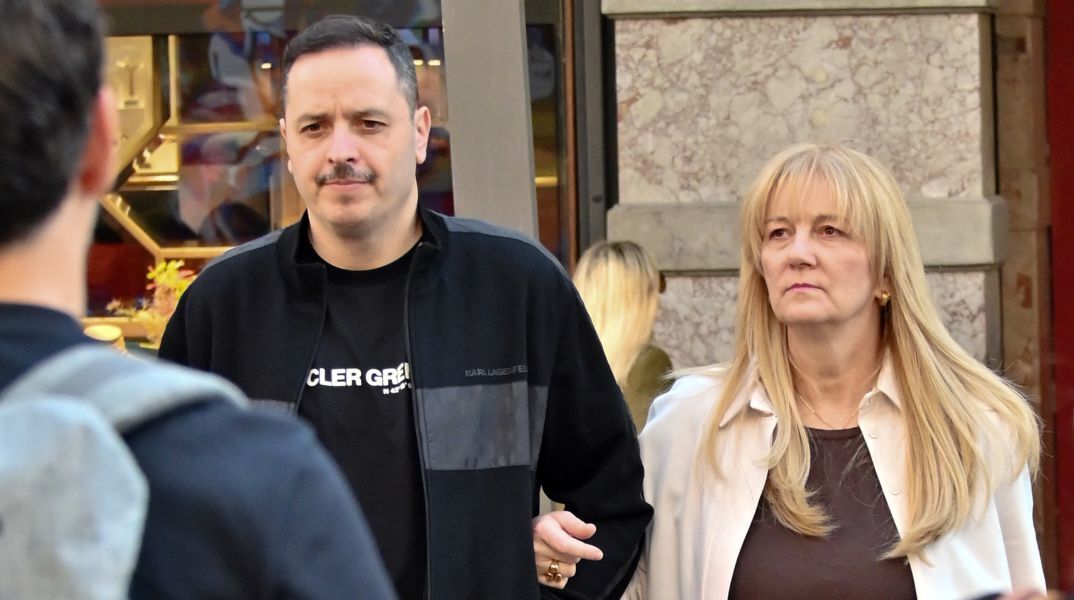 Ο Αλέξανδρος Τσουβέλας μίλησε για την Εύα Καρύδη, τη σχέση τους και την απόφασή του να την υπερασπιστεί μετά τα υβριστικά σχόλια.