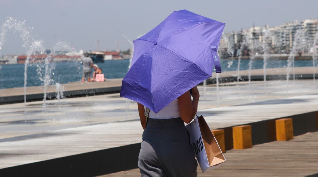 Ο καιρός σήμερα θα είναι κυρίως αίθριος, με ισχυρούς βοριάδες στο Αιγαίο - Θερμοκρασίες έως 40°C στη Δυτική Ελλάδα και τοπικές βροχές.