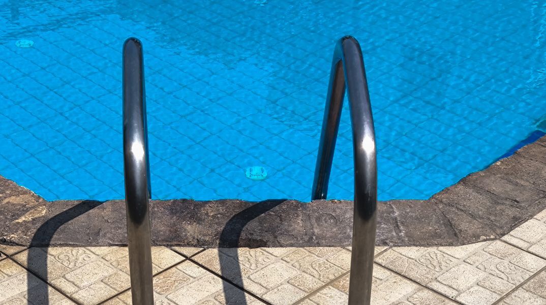 Στον εισαγγελέα οδηγείται ο ιδιοκτήτης beach bar στην Πάρο για τον θάνατο 4χρονου σε πισίνα - Ελεύθεροι αφέθηκαν οι γονείς του άτυχου παιδιού.