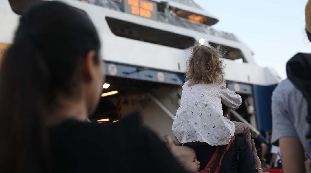 Η επιβατική κίνηση στο λιμάνι του Πειραιά παραμένει ιδιαίτερα αυξημένη, με χιλιάδες ταξιδιώτες να αναχωρούν για νησιωτικούς προορισμούς
