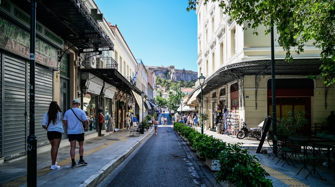 Ο Αύγουστος απομακρύνει από την πόλη ένα μεγάλο μέρος του συνηθισμένου της θορύβου. Στην ησυχία που μένει, μπορεί κανείς να ακούσει λίγο καλύτερα τον εαυτό του αλλά και όσα του λείπουν.