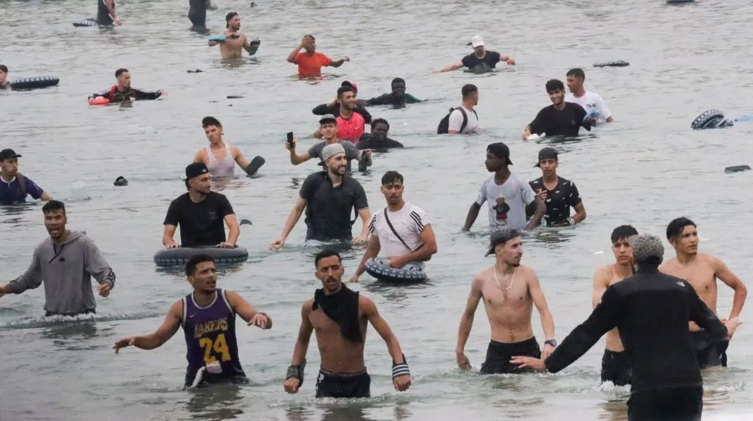 Θέουτα: Πώς δημιουργείται μια κρίση, βούτυρο στο ψωμί της διεθνούς ακροδεξιάς
