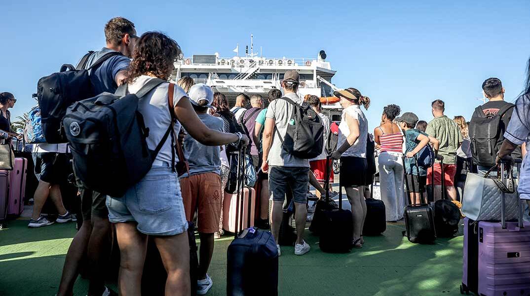 Αδειούχοι στο λιμάνι του Πειραιά ετοιμάζονται να φύγουν με πλοίο για τα νησιά ενόψει Δεκαπενταύγουστου