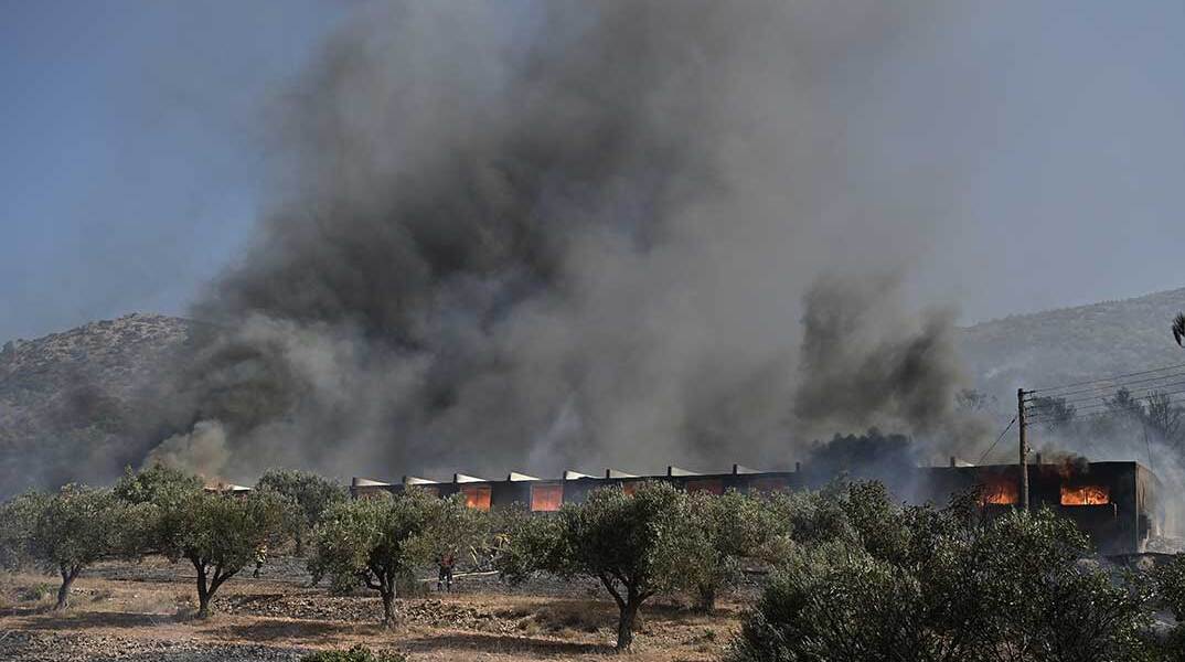 Καίγεται επιχείρηση στον Κουβαρά Αττικής