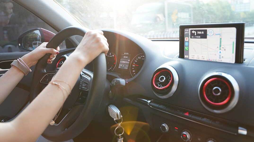 Νεαρή γυναίκα οδηγεί με GPS στο αυτοκίνητο