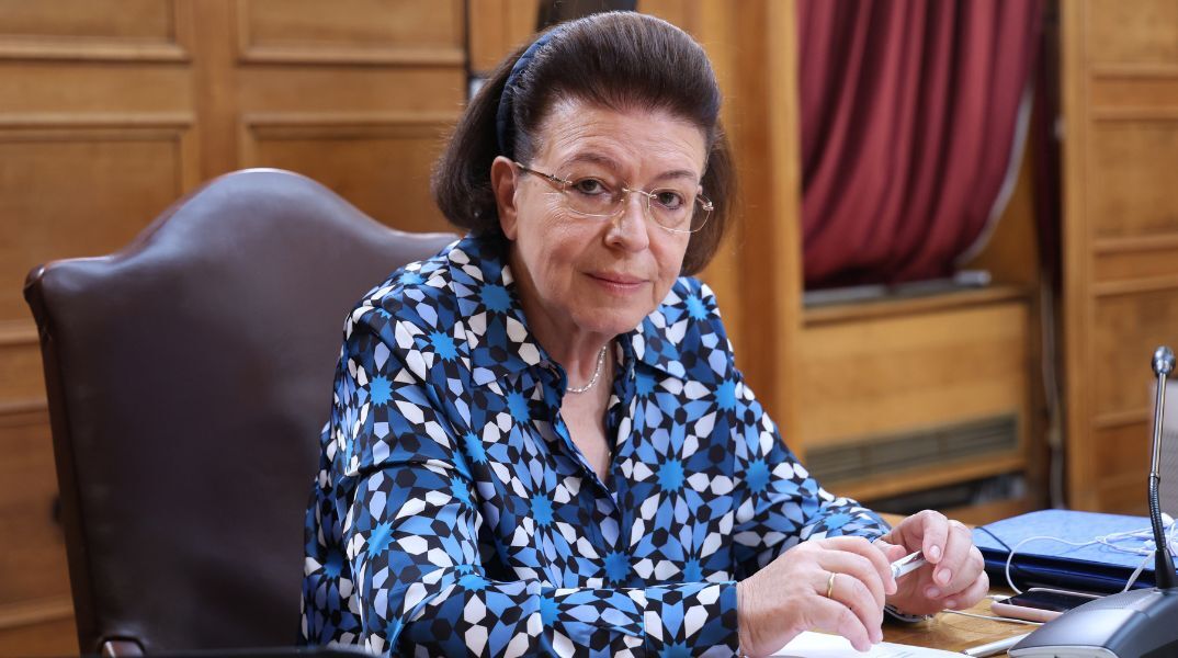 Η υπουργός Πολιτισμού Λίνα Μενδώνη αποχαιρετά τον Στέλιο Ράμφο, μιλώντας για έναν κορυφαίο στοχαστή που άφησε πλούσιο έργο και βαθιά ερμηνεία του Ελληνισμού.