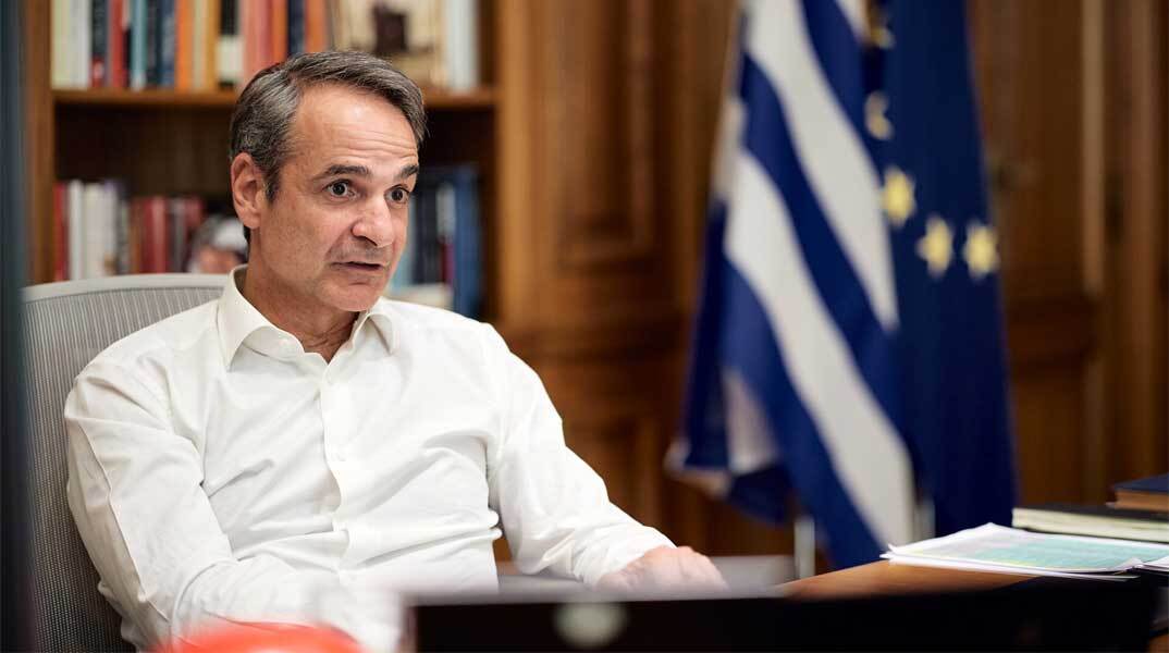 Ο πρωθυπουργός Κυριάκος Μητσοτάκης αποχαιρετά τον Στέλιο Ράμφο