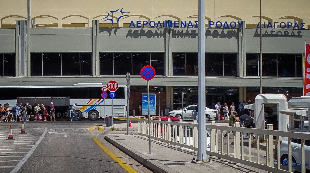 Δύο γυναίκες συνελήφθησαν στο αεροδρόμιο της Ρόδου έχοντας στις αποσκευές τους 3.928 λαθραία πακέτα τσιγάρων - Σχηματίστηκε δικογραφία σε βάρος τους.