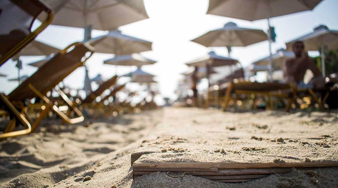 Ομπρέλες και ξαπλώστρες σε παραλία