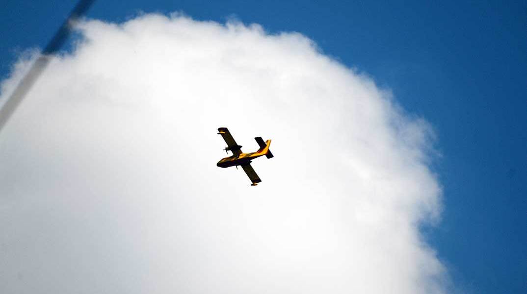 Αεροπλάνο Canadair κατευθύνεται σε δασική πυρκαγιά