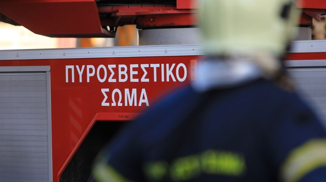Πυρκαγιά ξέσπασε στη στέγη σχολείου στην Αρτέμιδα Αττικής - Στο σημείο επιχειρούν ισχυρές δυνάμεις της Πυροσβεστικής, επιστρατεύτηκε και drone