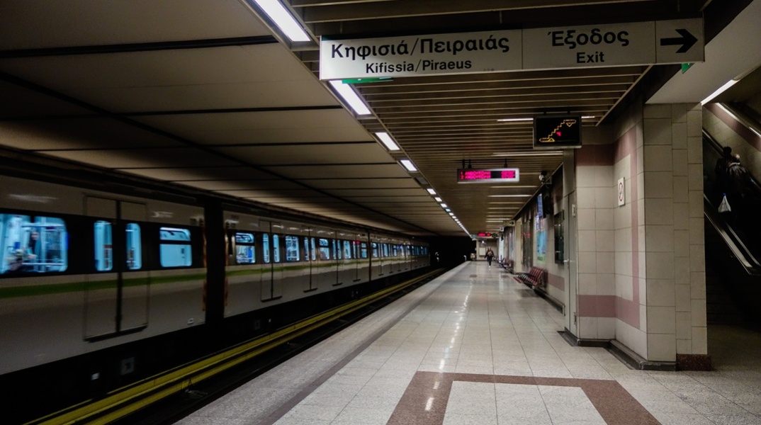 Συρμός του Μετρό σε σταθμό