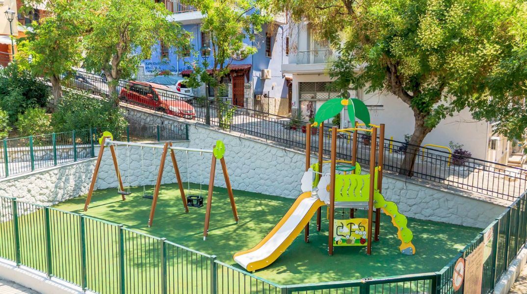 Δύο παιδικές χαρές στην Άνω Πόλη Θεσσαλονίκης ανακατασκευάστηκαν και παραδόθηκαν σε χρήση, ενισχύοντας το δίκτυο των 70 χώρων παιχνιδιού του δήμου