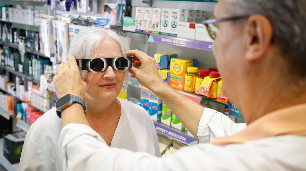 Επιστήμονες προειδοποιούν για τους σοβαρούς κινδύνους στην όραση από την απευθείας παρατήρηση της έκλειψης ηλίου χωρίς τα κατάλληλα ειδικά φίλτρα
