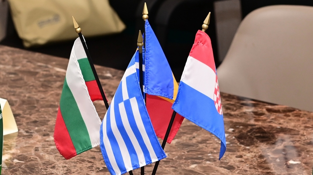 Γιατί η σύγκριση της Ελλάδας με Βουλγαρία και Ρουμανία δεν είναι υποτιμητική και τι αποκαλύπτει για παραγωγικότητα, κράτος και ανάπτυξη.