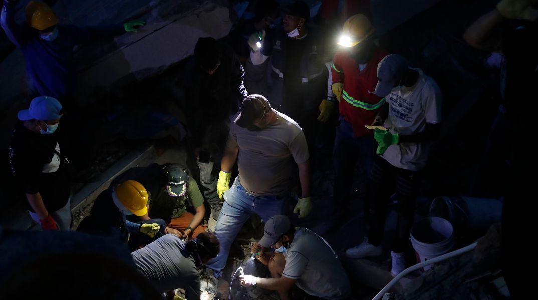 Η 32χρονη Ντανιέλα Λάργκο ανασύρθηκε ζωντανή στην Κολομβία 36 ώρες μετά τον σεισμό των 7,4 Ρίχτερ - Οι νεκροί έχουν ξεπεράσει τους 188.