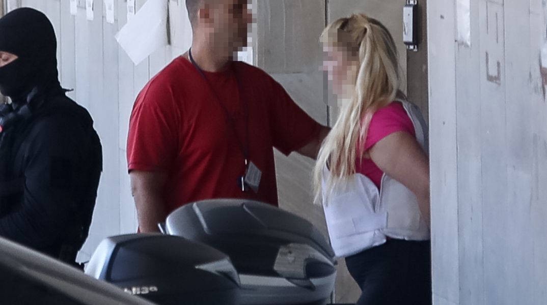 Άδικη χαρακτηρίζει την προφυλάκιση της 46χρονης για την υπόθεση Marfin ο δικηγόρος της, Κώστας Παπαδάκης, δηλώνοντας ότι δεν ταυτοποιείται στις φωτογραφίες.