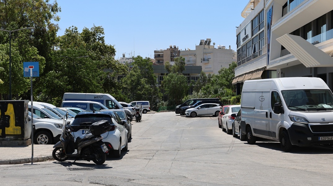 Το σημείο όπου βρέθηκε νεκρός ο αστυνομικός μέσα στο υπηρεσιακό του όχημα στον Άγιο Δημήτριο