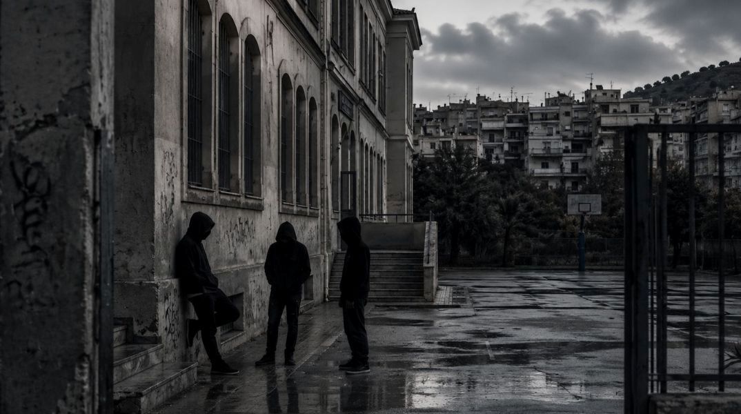 «Δεν μπορείς να κυκλοφορείς χωρίς μαχαίρι»: Μέσα στον κόσμο της εφηβικής βίας