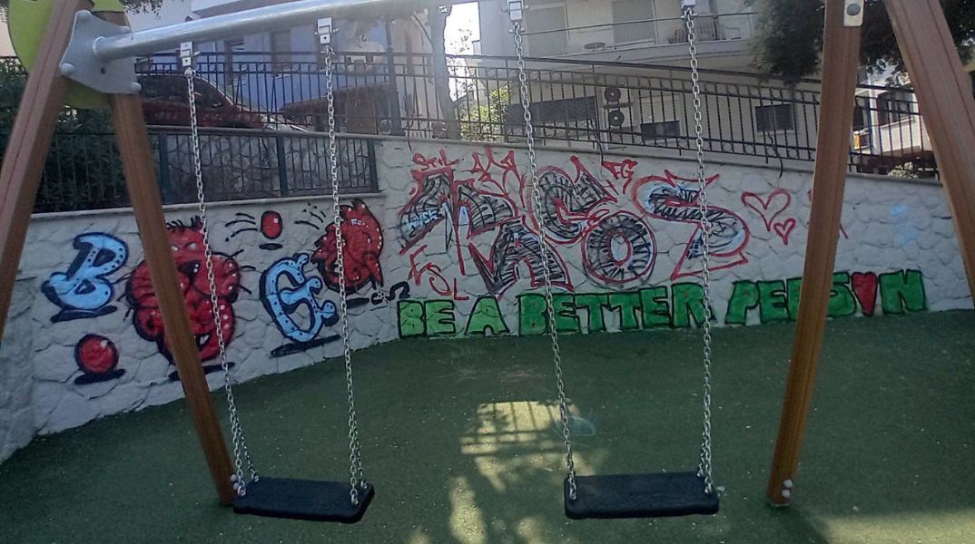 Θεσσαλονίκη: Βανδαλισμός στην ανακατασκευασμένη παιδική χαρά της Άνω Πόλης λίγα 24ωρα μετά την παράδοσή της - Ο δήμος αποκαθιστά τις φθορές 