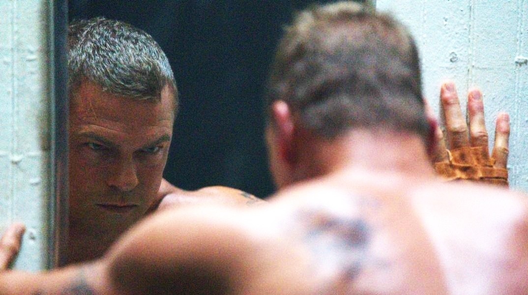 Από τη συνεργασία με τον Άρνολντ Σβαρτσενέγκερ μέχρι την επίθεση στον Τραμπ για την υπόθεση Έπσταϊν, ο Άλαν Ρίτσον χτίζει μια εικόνα που διχάζει το κοινό