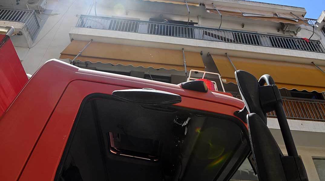 Πυροσβεστικό όχημα μπροστά σε κτίριο για τη φωτιά σε διαμέρισμα