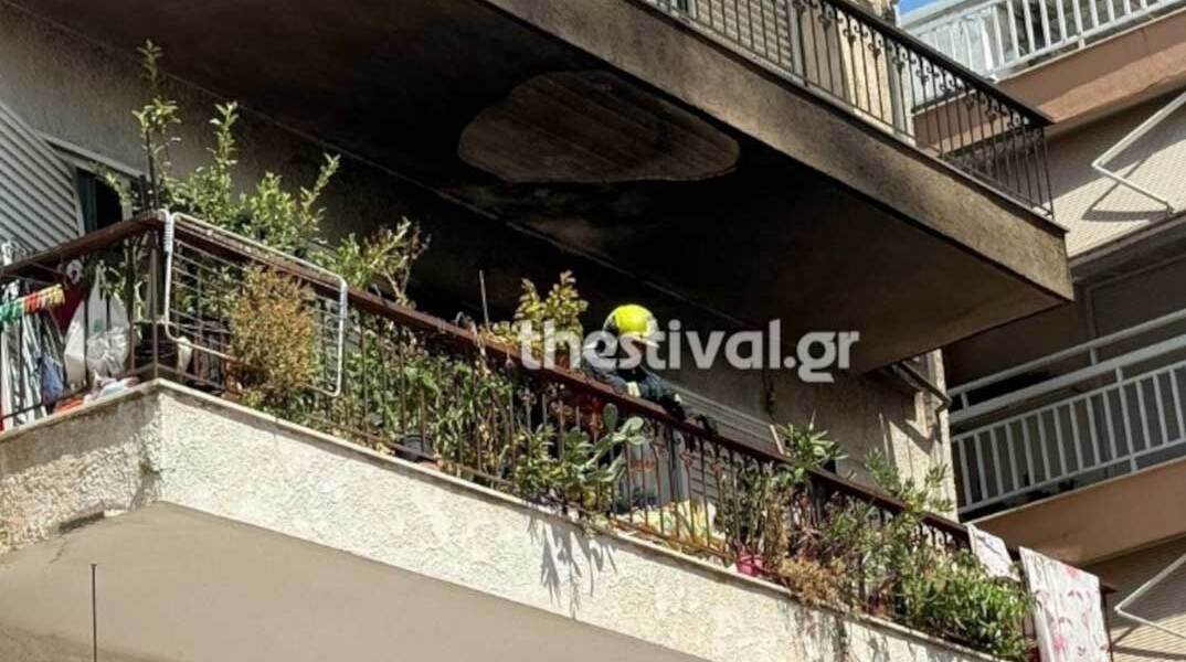 Πυροσβέστης σε διαμέρισμα στη Θεσσαλονίκη όπου εκδηλώθηκε φωτιά