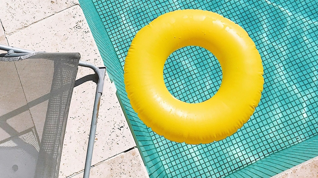 Σωσίβιο σε πισίνα 