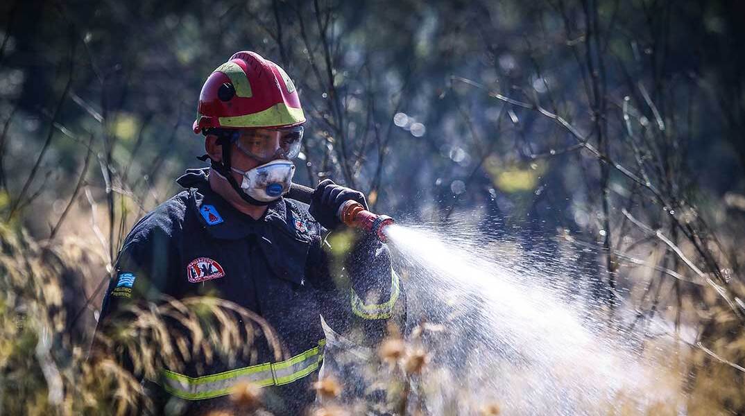 Πυροσβέστης σβήνει δασική πυρκαγιά