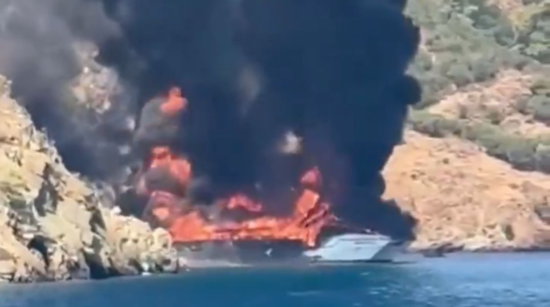 Πυρκαγιά ξέσπασε σε τουριστικό σκάφος στη Φέτιγιε της Τουρκίας - Οι 115 επιβαίνοντες έπεσαν στη θάλασσα και περισυνελέγησαν σώοι από τις αρχές