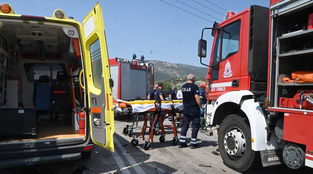 Πυροσβεστικά οχήματα και ασθενοφόρο του ΕΚΑΒ σε τροχαίο