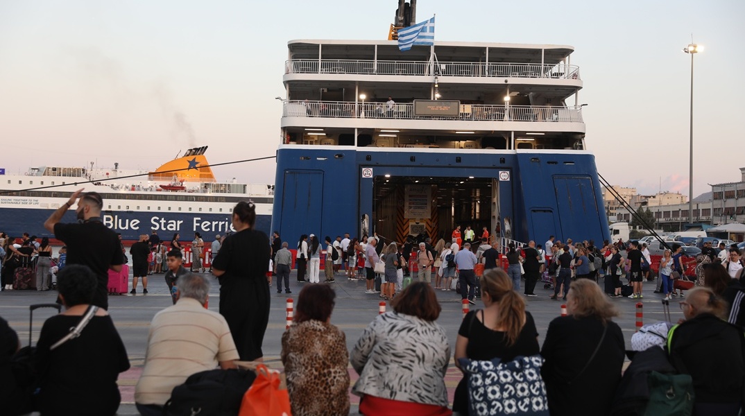 Ταξιδιώτες έξω από πλοίο στο λιμάνι του Πειραιά