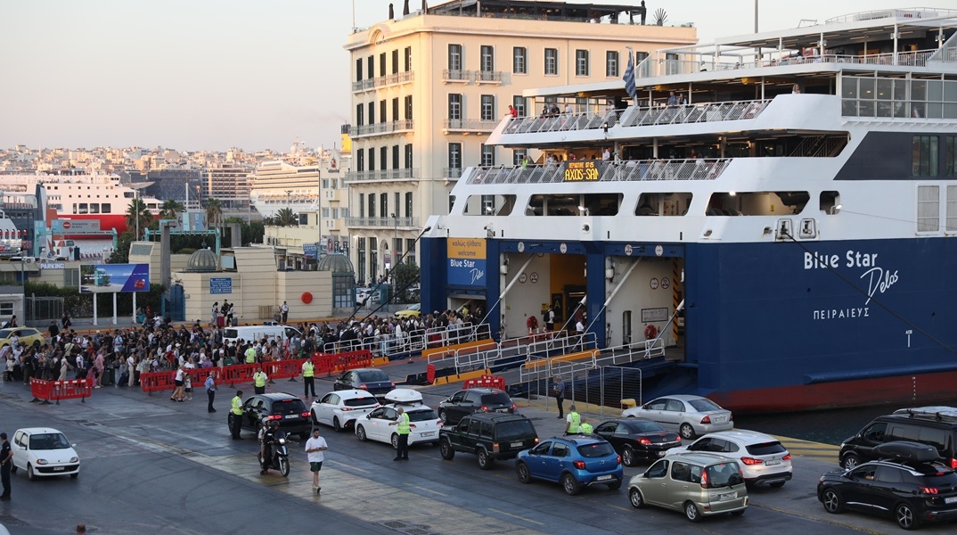 Πλοίο στο οποίο επιβιβάζονται πολίτες