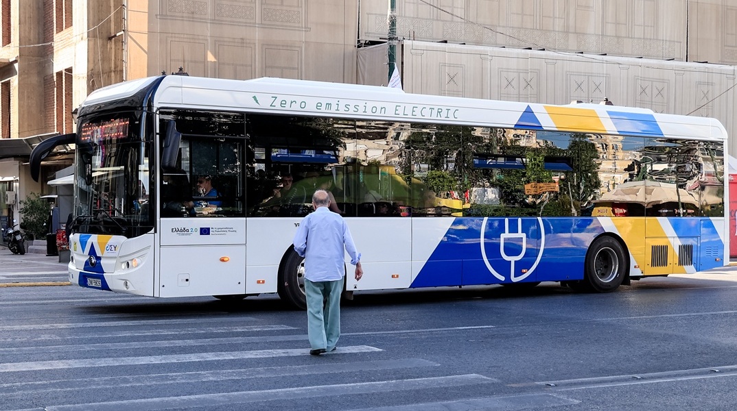 Πολίτες σε διάβαση ενώ περνά λεωφορείο