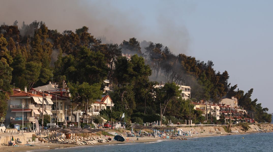 Μεγάλη ανησυχία προκάλεσε στα Βαλκάνια η φωτιά στη Σίβηρη Χαλκιδικής, με τα ξένα ΜΜΕ να καλύπτουν εκτενώς τις προληπτικές εκκενώσεις τουριστών.