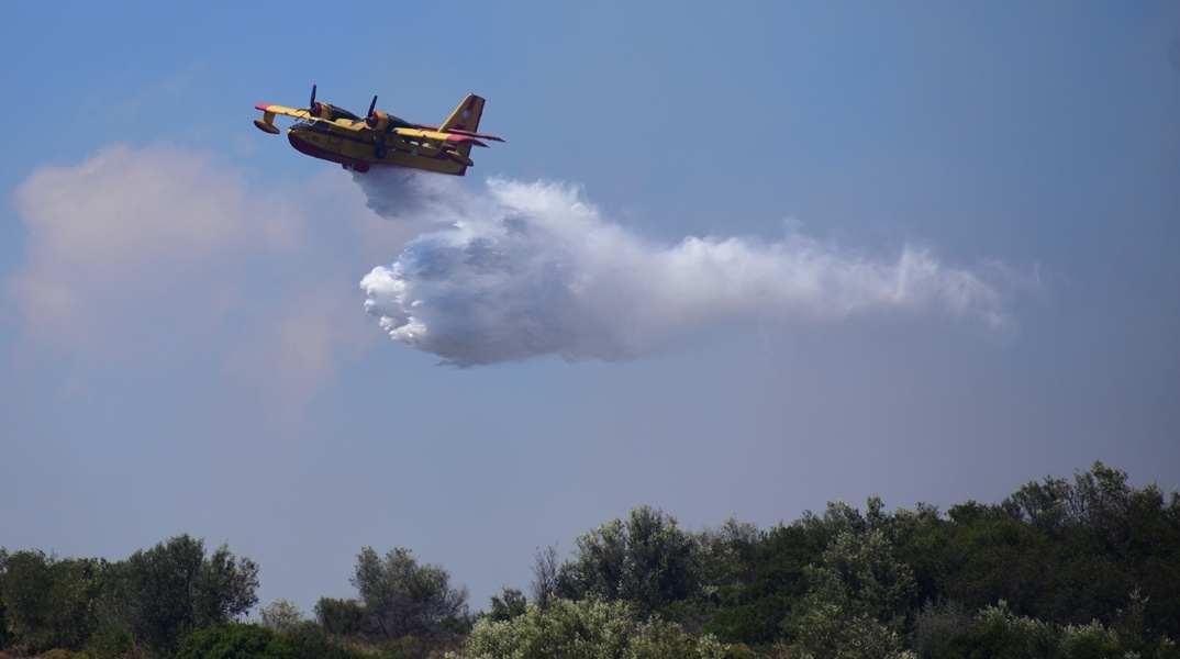 Καναντέρ επιχειρεί για την κατάσβεση φωτιάς