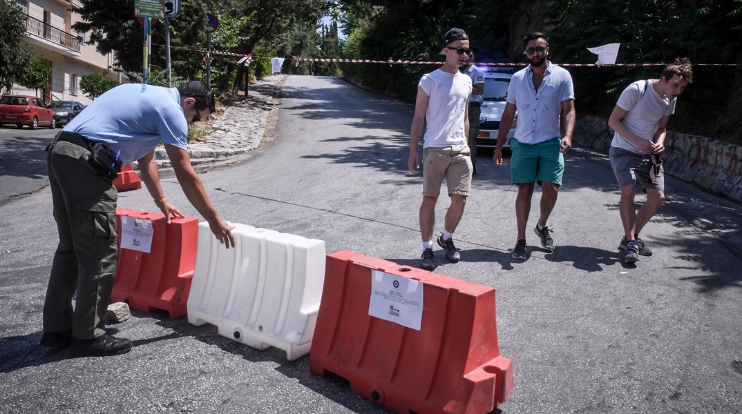 Πολίτες μπροστά από το σημείο όπου είχε απαγορευτεί η πρόσβαση στον Λόφο Λυκαβηττού