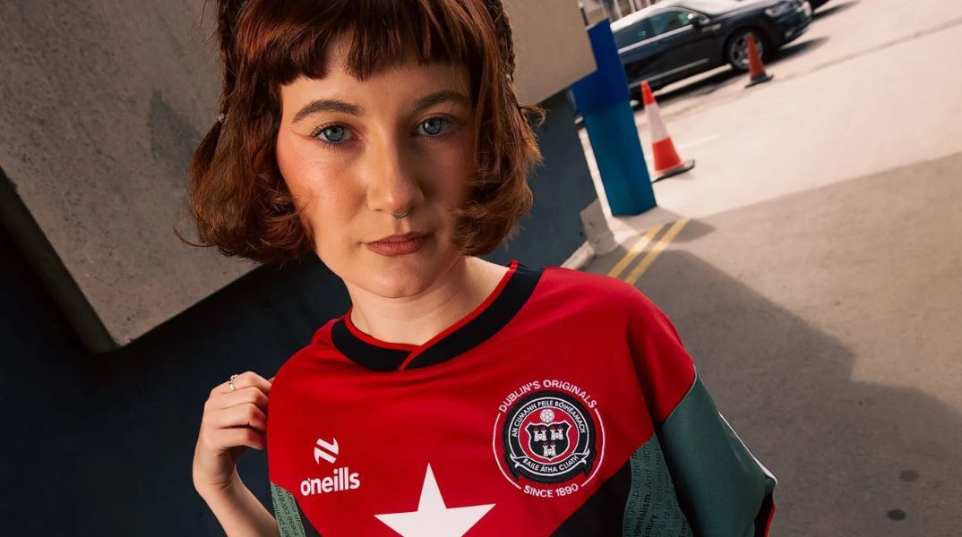 Οι Massive Attack και η Bohemian F.C. αποκάλυψαν τη νέα φανέλα της ομάδας, διαθέτοντας το 30% των κερδών για την παροχή ιατρικής βοήθειας στην Κούβα